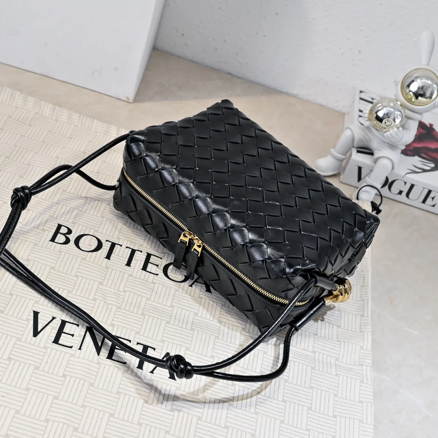 Batch 1660 𝗕𝗼𝘁𝘁𝗲𝗴𝗮 𝗩𝗲𝗻𝗲𝘁𝗮———— The latest version of the loop camera bag💥 from BV’s King of Cost-Effectiveness counter, large woven texture➕Ultra-high quality wax leather as always, with zippers, hardware decoration on both sides, adjustable drawstrings, it is especially suitable for the tummy💫It can hold anything, it is also very light, suitable🈴️for girls of all ages, size: 22*15*8cm, style number: 6126
